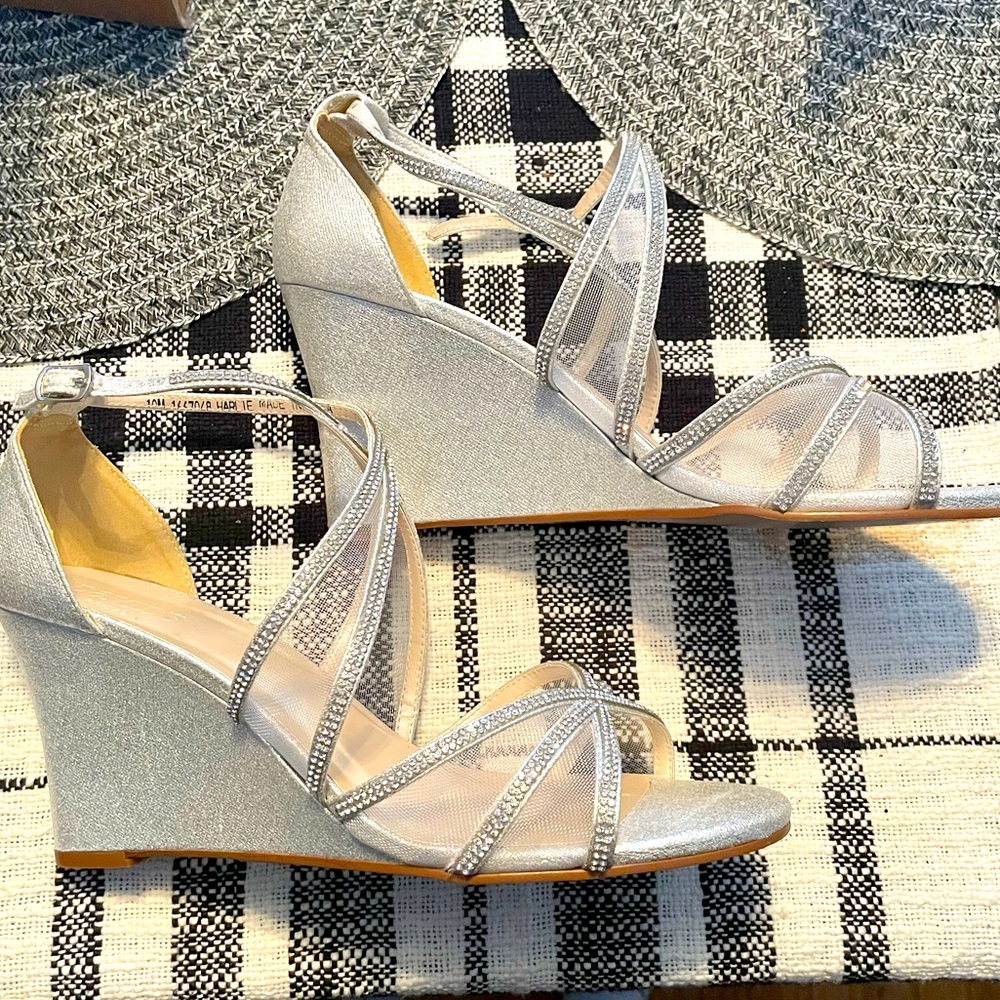 EUC David’s Bridal Silver Wedding Wedges 💎
